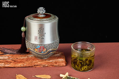 靜物攝影中的東方韻味 茶葉罐與青島藍(lán)莓酒的優(yōu)雅對(duì)話